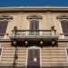 La facciata destra ha la stessa composizione architettonica...